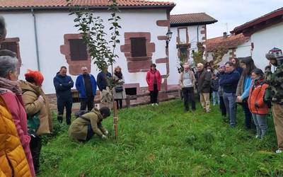 Duela 54 urte Guardia Zibilak hildako Miguel Mari Iturbide herritarra gogoan izan dute Zugarramurdin