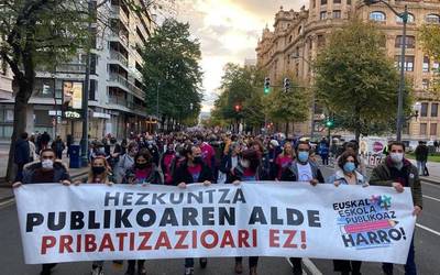 Herritar ugari bildu ziren Bilbon hezkuntza publikoaren aldeko manifestazioan