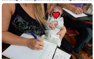 Euskaltegiko ikasle gazteena, idazlanak egiten ikasten.