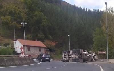 Kamioi bat irauli da Elorregiko biribilgunean