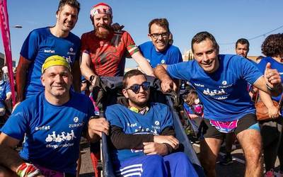 Bartzelonan egon dira eskualdeko lau lasterkari, Bartzelonako Maratoian ataxia telangiectasia duten gazteen aulkiak bultzatzen