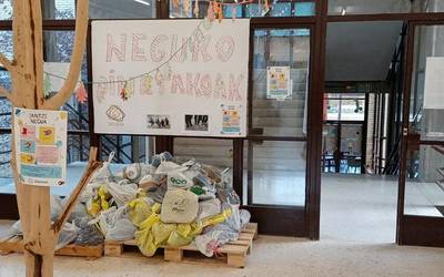 Lesbosera bidaltzeko neguko oinetakoak batzen hasi dira Almenen