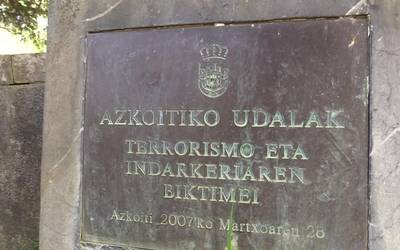 Memoriaren egunean, lore eskaintza egin dute Intsausti aurreko lorategian