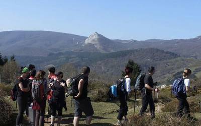 Mendi sailaren eskutik, hileroko irteerak eta federatu txartelak