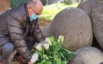 Memoriaren Eguneko lore eskaintza egin du udalak 'Oroimenean' eskulturan
