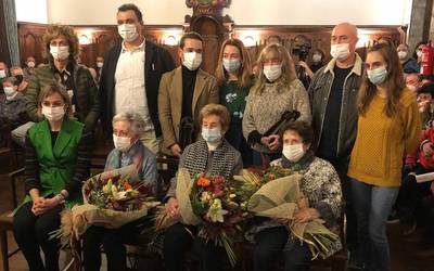Egindako lana aitortu diete, oroimenean gera daitezen