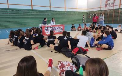 Araski saskibaloi taldeko jokalarien bisita jaso zuten Sugarrak taldeko kideek