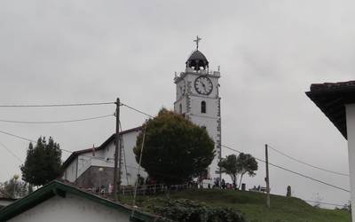 Herritar asko, San Martin ermitako kanpaiari tiraka