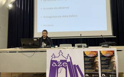 Arrasateko altzairua izan du hizpide Beñat Ugalde historialariak