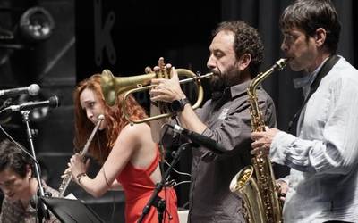 Alex López kontrabaxu-jotzaileak emango dio hasiera Arriolako XXXII. Jazz Blues Jaialdiari