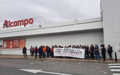 Supermerkatuetako beharginek protestak hasi dituzte elikadura merkataritzako ituna eguneratzea eskatzeko