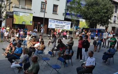 Bizitza plataformak deitutako manifestaziora joateko autobusak antolatu dituzte