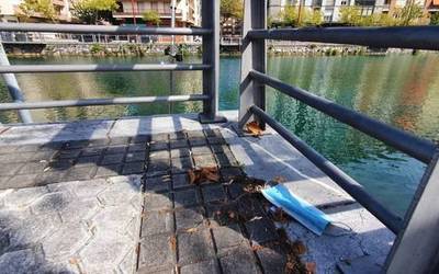 Narrondo ibai ertzeko barandetan saretak jartzeko eskatu dio Eguzkik Zumaiako Udalari