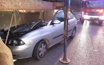 Kamioi baten aurka talka egin du auto batek A625 errepidean
