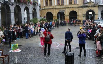 Protesta umoretsua, egoitzetako langileen egoera salatzeko