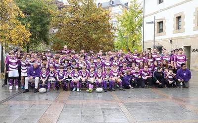 Arrasate Rugby Taldeko jokalariek talde argazkiak atera dituzte Seber Altube plazan