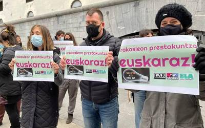 D ereduko irakasleentzako euskarazko formakuntza urria salatu dute sindikatuek