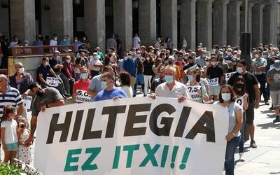 Hiltegiaren itxiera kudeatzeko gaitasunik ez izatea leporatu diote EH Bilduk eta Omniak Udal Gobernu Taldeari