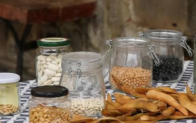 "Azaroa hazien aroa": herritarren artean haziak trukatu dituzte