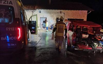Gizon bat hil da Lantaronen, etxeko tximiniak intoxikatuta