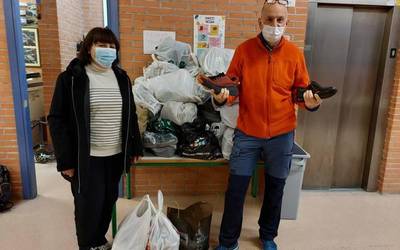 Zumaiako Institutuan ehunka zapata pare bildu dituzte errefuxiatuentzat