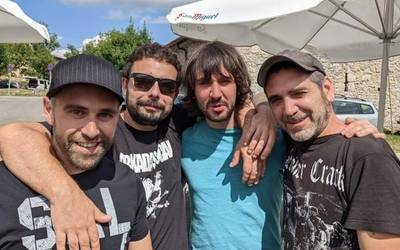 Hamabost urte lozorroan egonda, bueltan da Klineks musika taldea