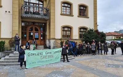 Gorlizko garbiketa-zerbitzuko langileek soldata-arrakala ezabatzeko akordioa eskatu dute