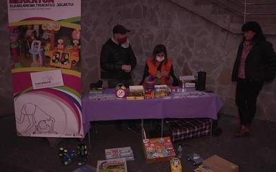 Hasi dira Arrasaten abenduaren 18ko Jostailu Truke Merkaturako jostailuak jasotzen