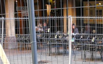 Barren plazan hesiak ipini ditu udalak, jende pilaketak saihesteko