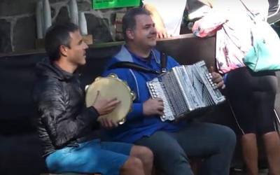 Bihar arratsaldean Jon Ostolazak eta Andoni Ezkerrak girotuko dute Aristerrazuko plaza
