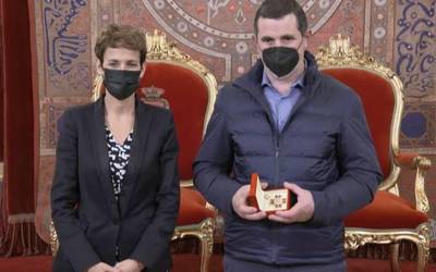 Karlos III. Noblearen Gurutzea eman diote Lorenzo Sarratea elizondoarrari