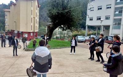 Txistu doinuekin hasi dituzte Mendaron Santa Zeziliaren omenezko ekitaldiak