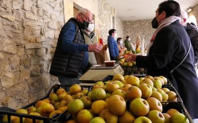 Gabirian Errezil sagar eta baserriko produktuen azoka ospatu zen