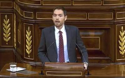 Sergio Sayas: “ETBren bitartez burmuinak ‘reseteatu’ nahi dituzte”