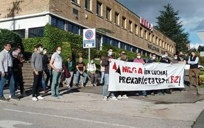 Megako langileek zuzendaritzako kideak "enpresa galtzen" dabiltzala salatu dute