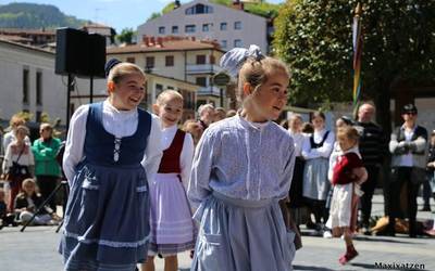 Igandeko dantzari txikien kalejira bertan behera utzi dute