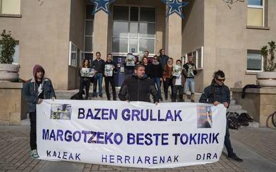 Sopelako mural politikoak ezabatzea gaitzesteko elkarretaratzea egin dute