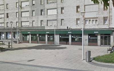 Auzoko azken banku bulegoak irekita jarraitzea nahi dute Otxarkoagako bizilagunek