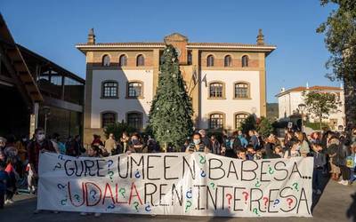 Gorlizko ikastetxeko zikinkeria-arazoa konpon dadila eskatu dute