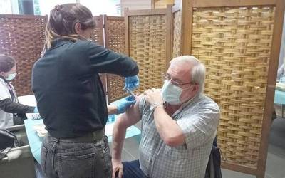 60 urtetik gorakoei hirugarren dosia jartzea onetsi du Osasun Publikorako Batzordeak