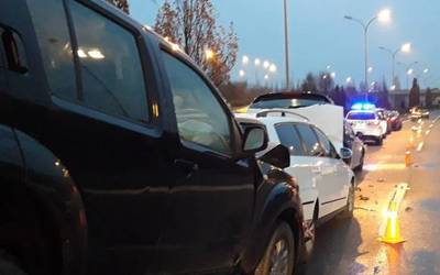 Bederatzi autok talka egin dute Iruñeko sahiesbidean