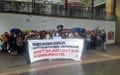 Hitzaldiak eta elkarretaratzea egin ditu Ikasle Abertzaleakek Azaroaren 25aren harira