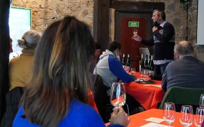 Sarriegi eta Akizuren bertsoek girotu zuten  txakolin dastaketa