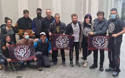 5.000 euroko ekarpena egin diete Tubacexeko langileek Cadizeko metaleko grebalariei, "nazio desberdinak izan arren langile batasuna" adierazteko