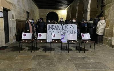 Indarkeria matxista salatzeko elkarretaratzea egin dute plazan