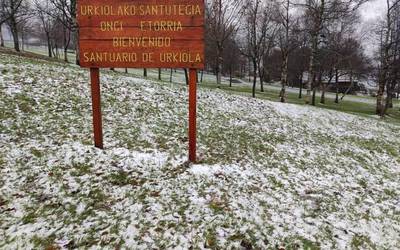 [BIDEOA] Boladako elurra ari du Urkiolan, baina momentuz mendateak irekita darrai