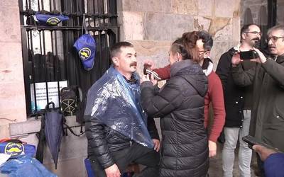 Biboteak moztuz ia 500 euro lortu dituzte Movember ekimenerako Bergaran