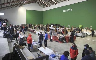 Kazkabarrak eta euriak ez zuen batere lagundu kaleko giroa Goizuetako Feria egunean