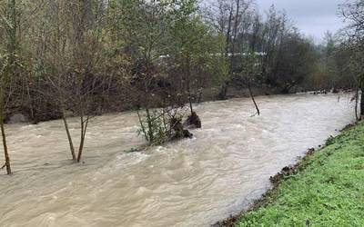 Oria ibaia eta Santiago erreka, bete-bete eginda euriteen ondorioz