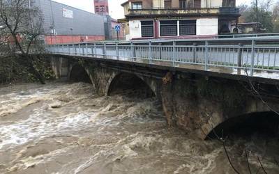 Deba ibaia hazita, baina gainezka egin barik